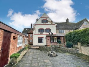 17th century home being auctioned in the East Midlands